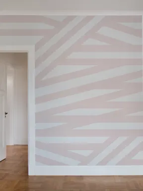 Un décor panoramique rayé dans un joli rose pâle