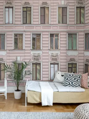 Eine roséfarbene Häuserfassade