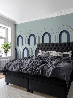 A rainha azul da Art Deco leva a sua coroa dourada bem alto