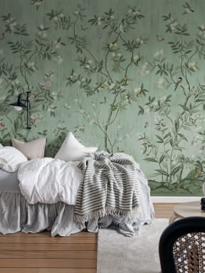 Oiseaux exotiques et papillons tourbillonnants