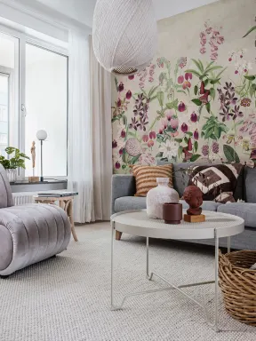 Entre num mundo encantado com este mural de parede floral