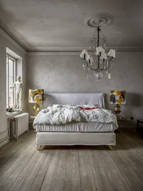Turn of the century romance with a 
modern twist