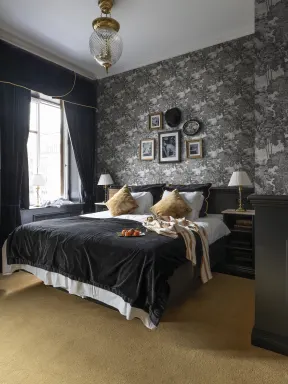Elegant wallpaper with an edge