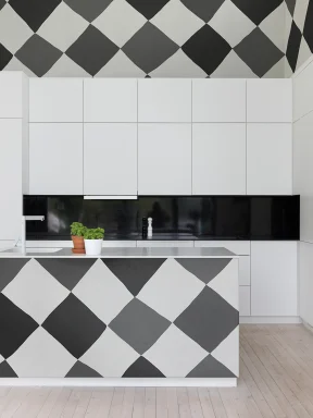 Bold checkered wallpaper