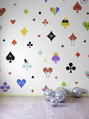 Tapete mit Poker-Motiven in Regenbogenfarben