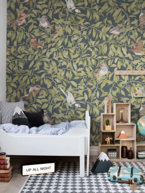 Arbusto exuberante decorado com belas aves