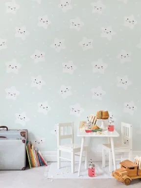 Zwinkerndes Lächeln am Pastellhimmel