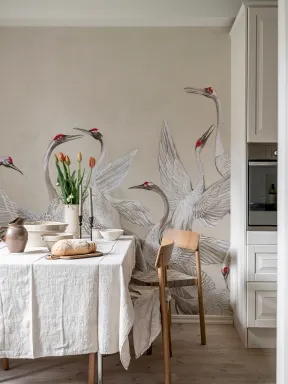 Kräne auf beigem Hintergrund