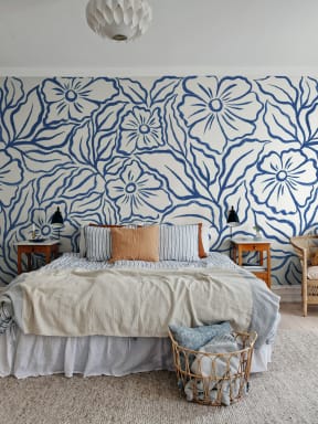 Abrace a serenidade das flores de tinta azul
