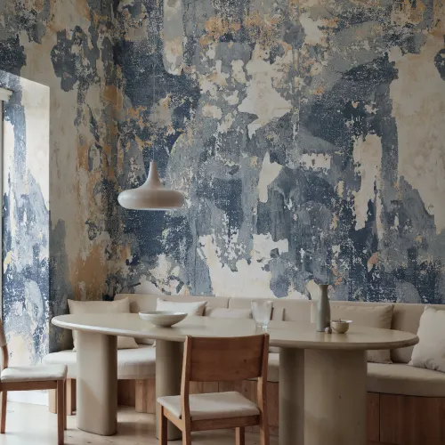 Couches de papier peint de surface dans une peinture murale usée