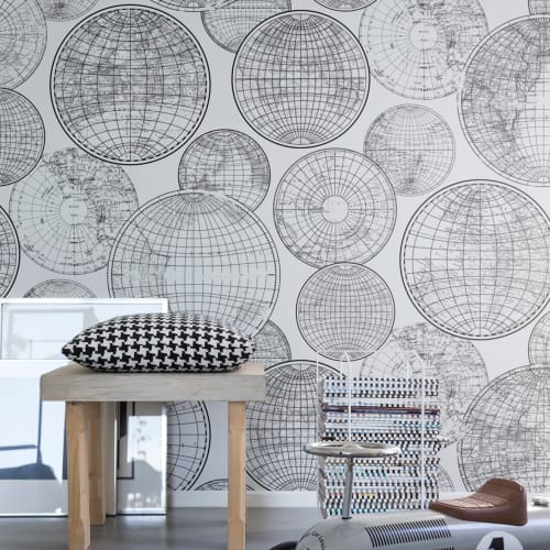 Black and white - Dancing globes