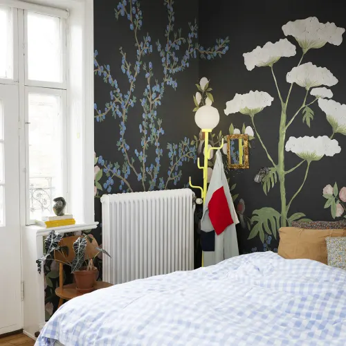 Hand-Painted Chinoiserie Pattern