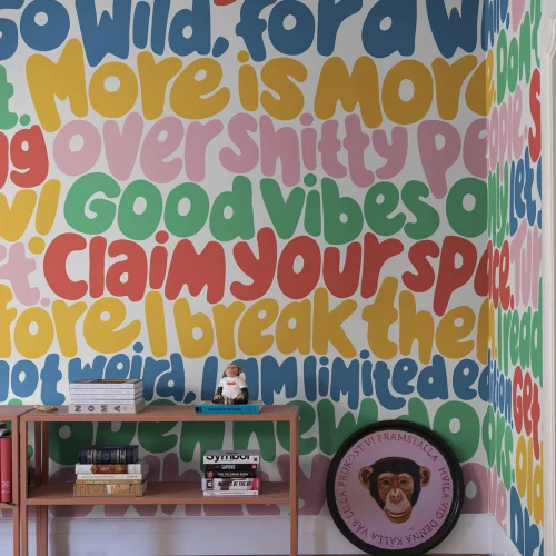 Papier peint avec typographie audacieuse