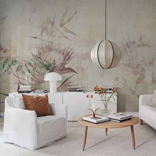 Motif floral délicat sur une surface usée et défraîchie