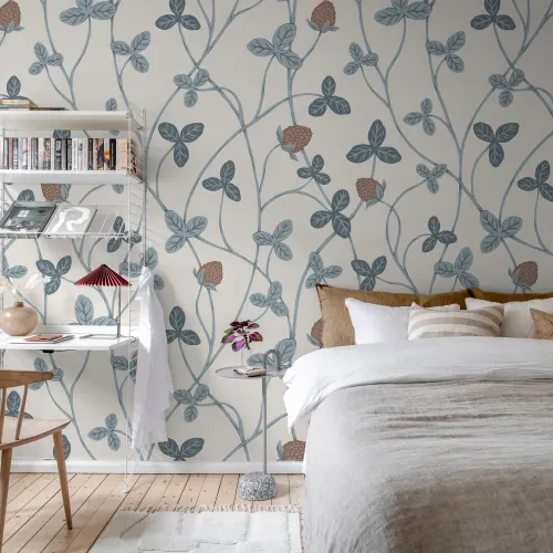 Omfavn naturen med Clover Bloom Tapet